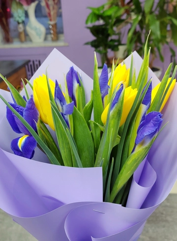 Ирисы и тюльпаны от интернет-магазина цветов в 