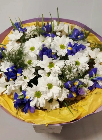 Ромашки с ирисами от интернет-магазина цветов в 