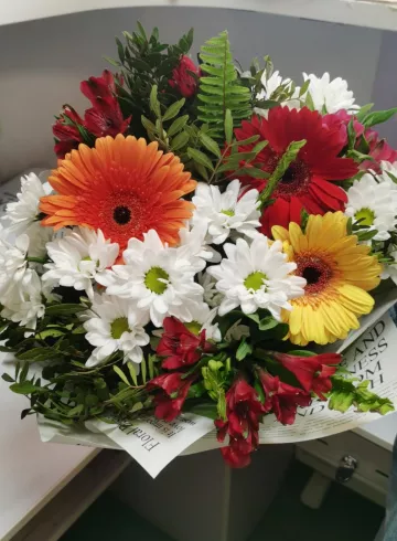 Букет с герберами  и ромашковой хризантемой «Солнечный луч» от интернет-магазина цветов в 