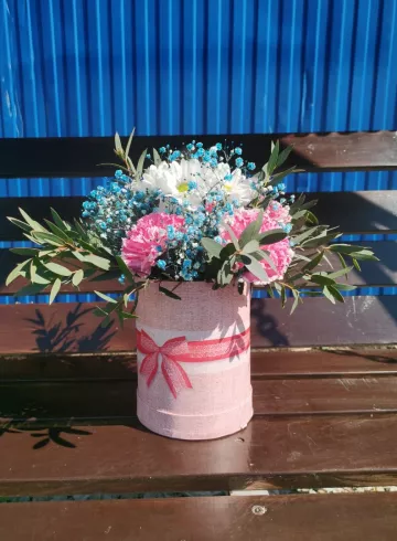 Композиция в шляпной коробке «Воздушный» от интернет-магазина цветов в 