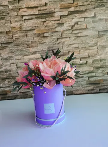 Композиция в шляпной коробке «Пиономания» от интернет-магазина цветов в 