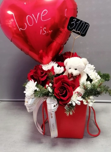 Композиция в шляпной коробке &laquo;Малышка&raquo; от интернет-магазина цветов в 