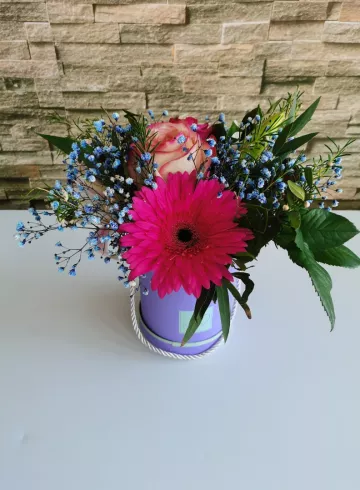 Композиция в шляпной коробке «Малышка» от интернет-магазина цветов в 