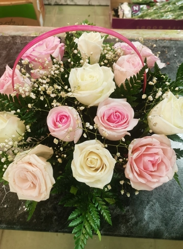 Розы микс в корзине от интернет-магазина цветов в 