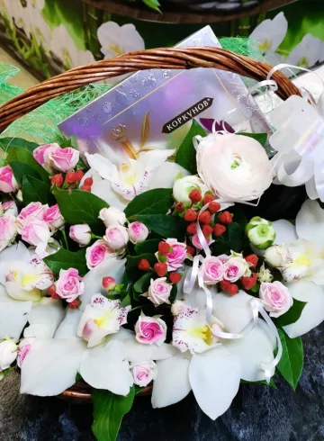 Букет в корзине сконфетами от интернет-магазина цветов в 