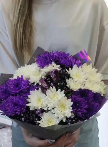 Букет из фиолетовых и белых хризантем «Флора» от интернет-магазина цветов в 