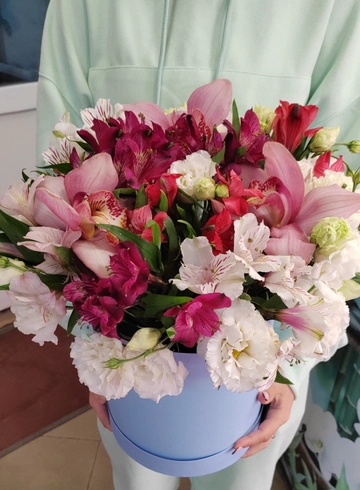 Коробка с Альстромерией от интернет-магазина цветов в 