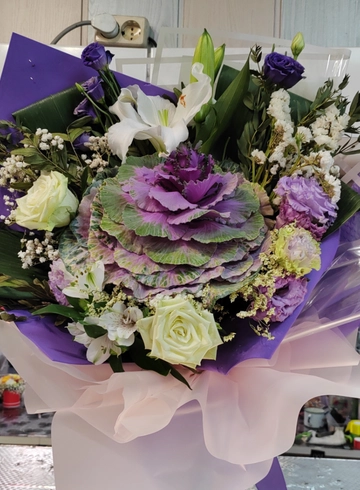 Букет с брассикой  от интернет-магазина цветов в 